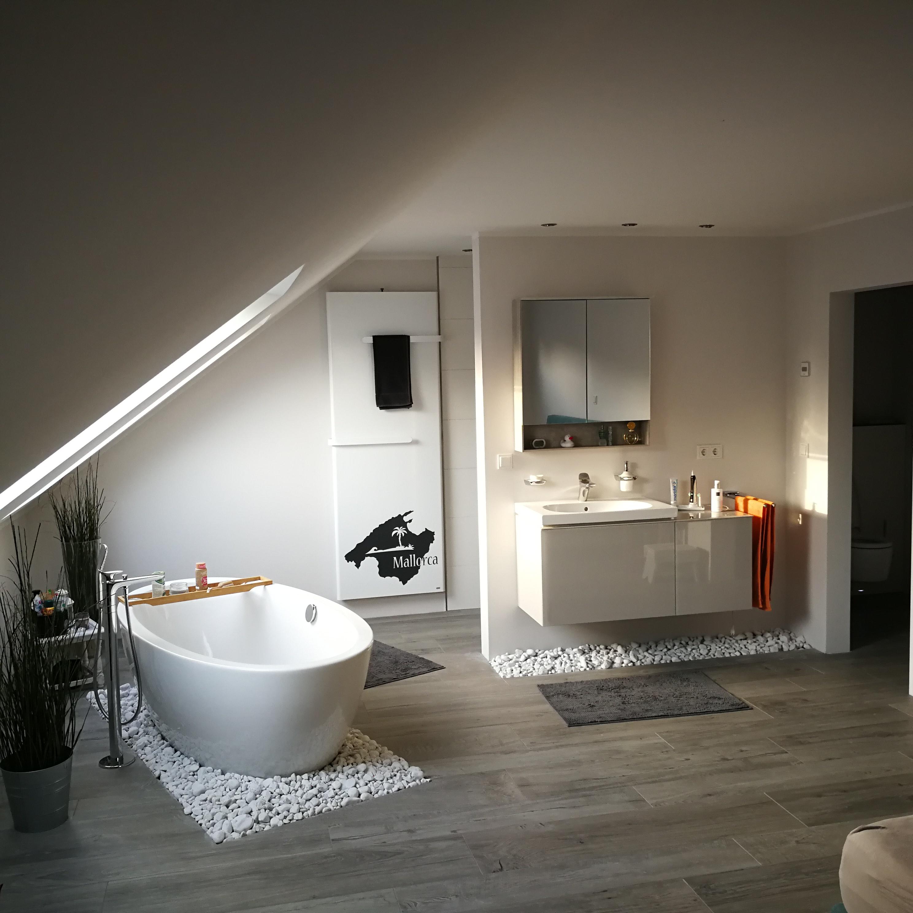 Bad unter der Dachschräge mit freistehender Wanne und Waschtisch