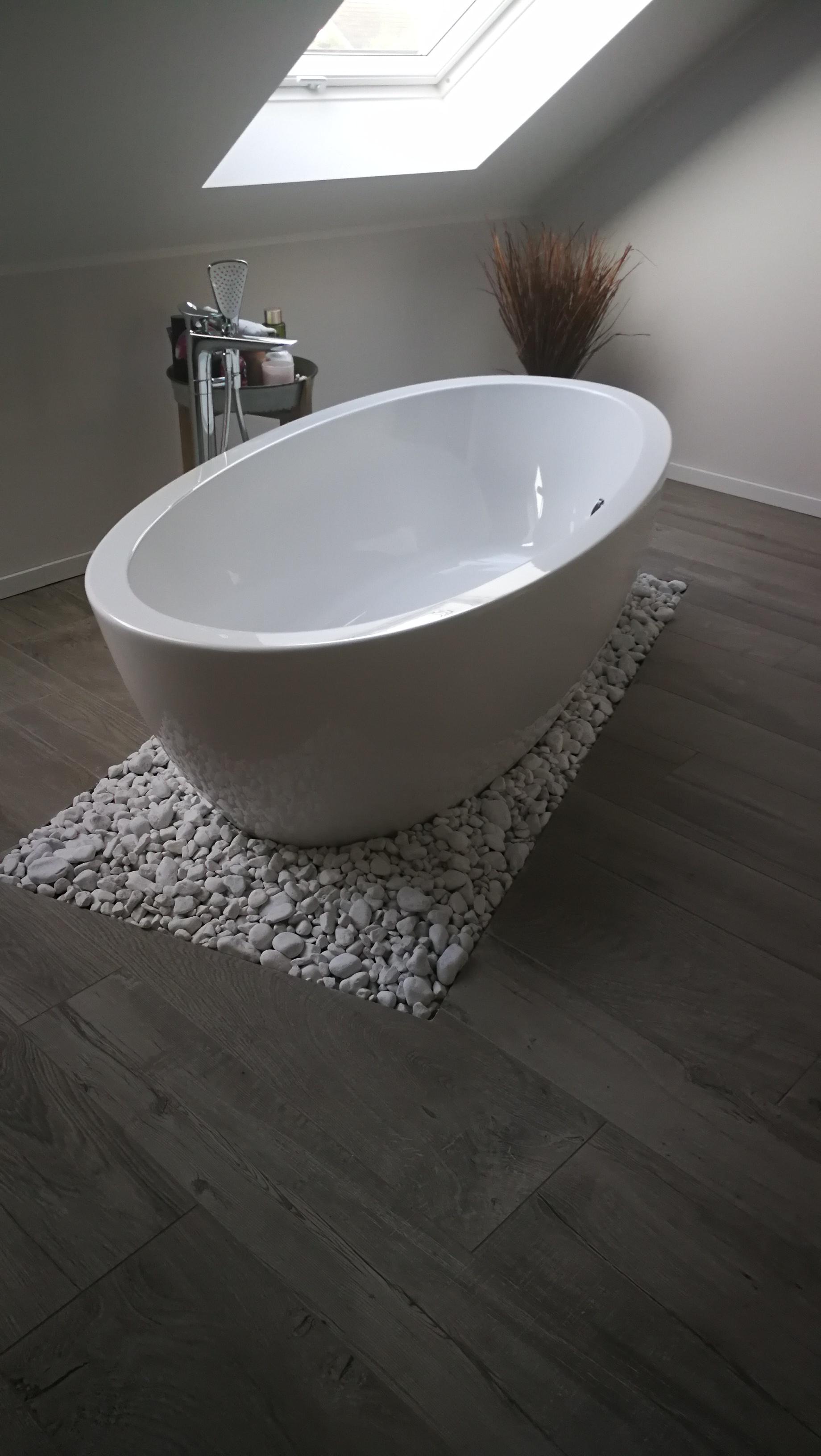 Freistehende Badewanne unter dem Dachfenster