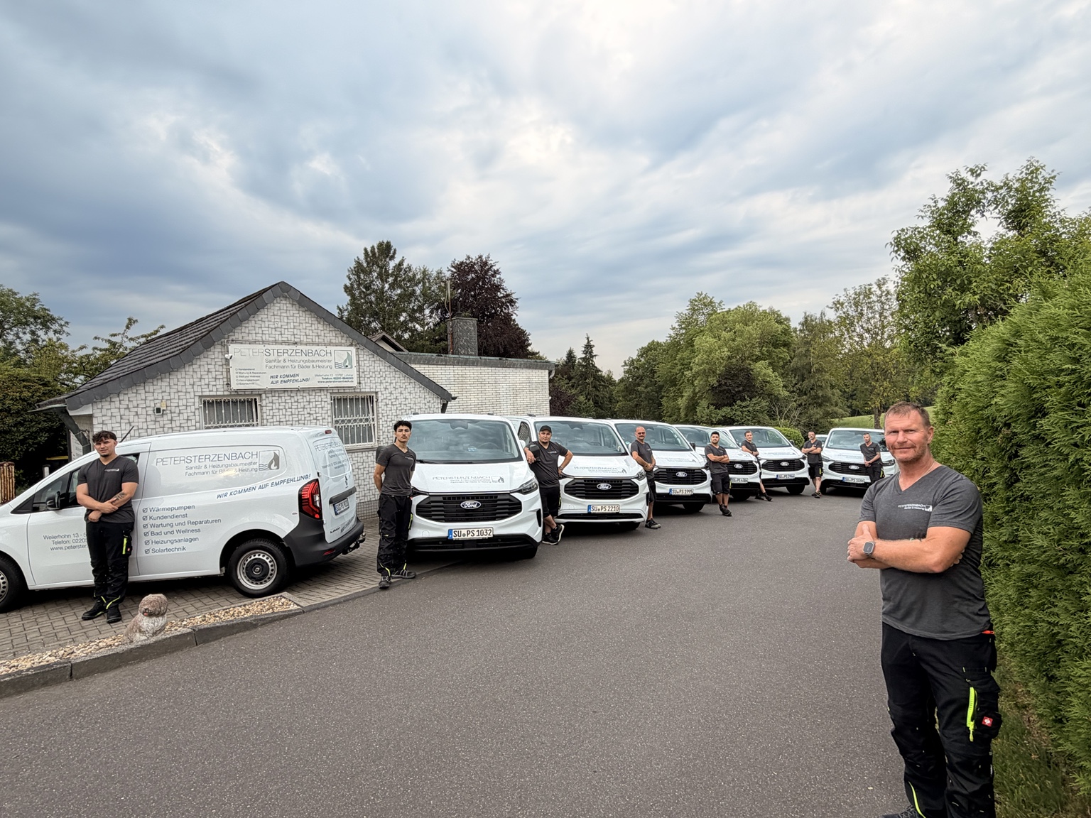 Team Sterzenbach mit Betriebsfahrzeugen in Lohmar